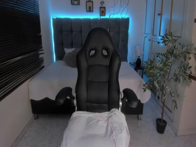 Live sex webcam photo for GabyDoll #274327099