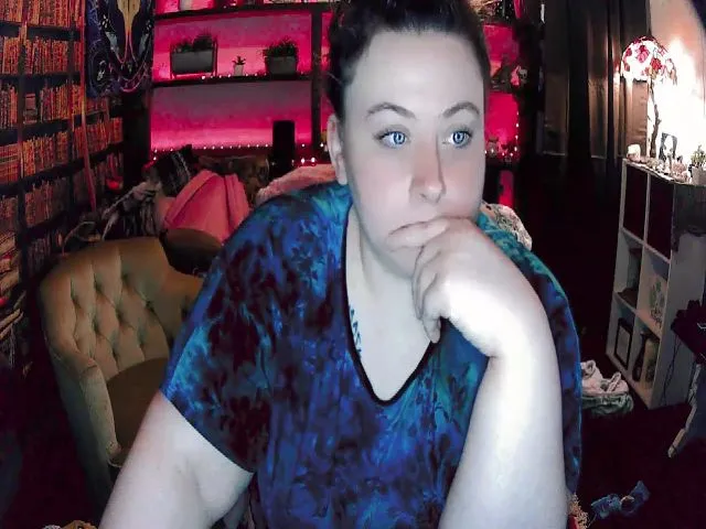 Live sex webcam photo for GamerrGoddess #273393039