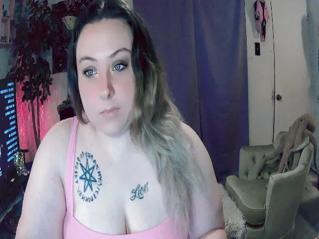 Live sex webcam photo for GamerrGoddess #273447683