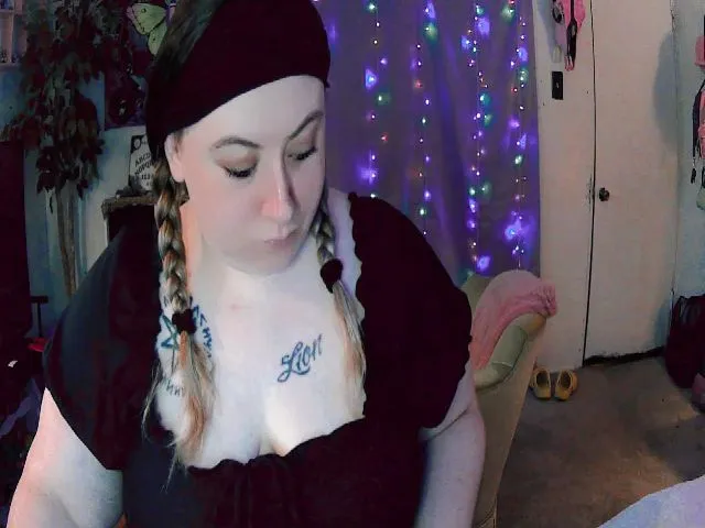 Live sex webcam photo for GamerrGoddess #273503700