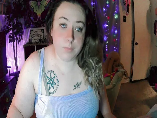 Live sex webcam photo for GamerrGoddess #273513252