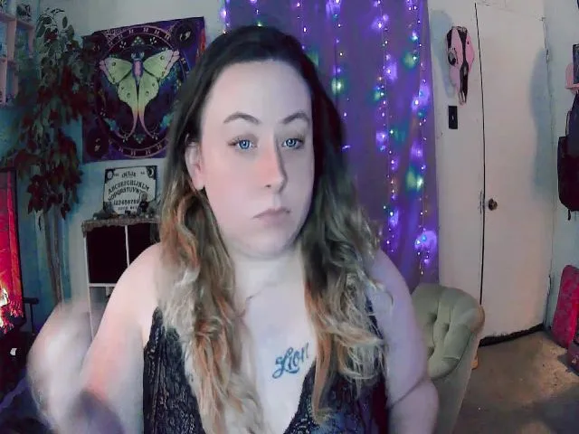 Live sex webcam photo for GamerrGoddess #273573161