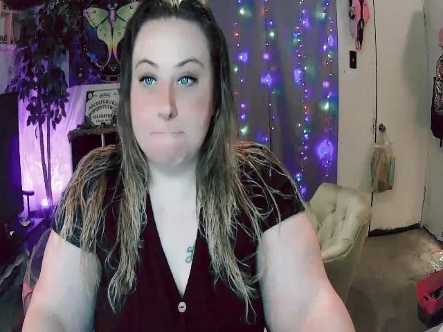 Live sex webcam photo for GamerrGoddess #273625177