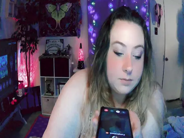 Live sex webcam photo for GamerrGoddess #273683022