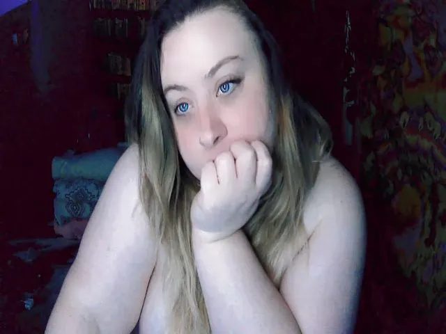 Live sex webcam photo for GamerrGoddess #273913647