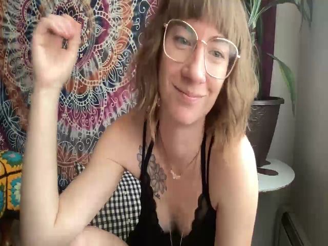 Live sex webcam photo for GeekyGretch #271845598