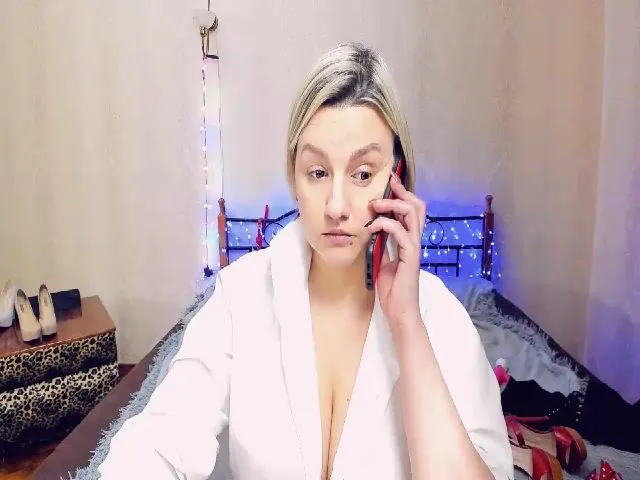 Live sex webcam photo for Girl_Queen_ #272177335