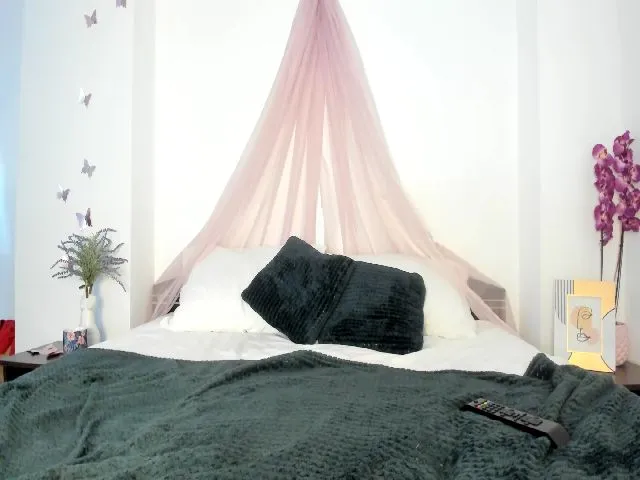 Live sex webcam photo for GoddesSophy #273750990