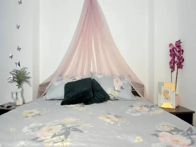 Live sex webcam photo for GoddesSophy #273831945