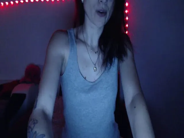 Live sex webcam photo for GoddessElisa #272177544