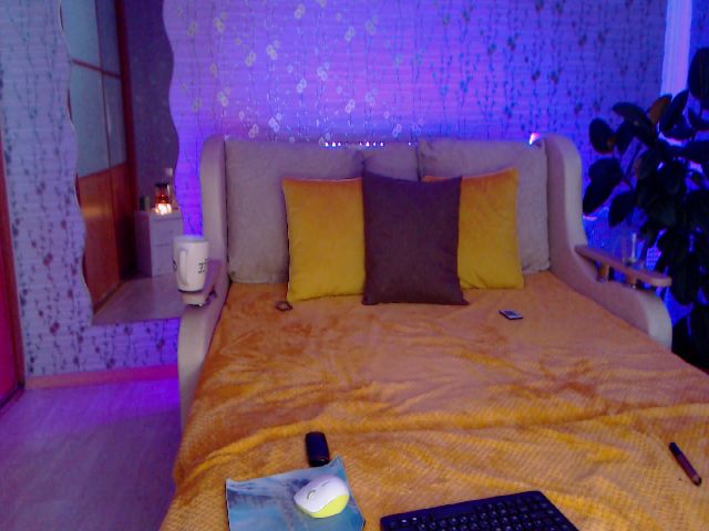 Live sex webcam photo for GoddessLove3 #273749324