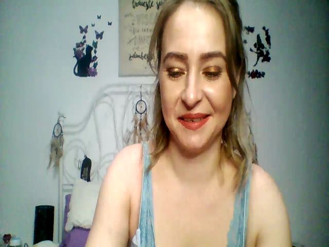 Live sex webcam photo for GoldenGirl4U1 #272552579