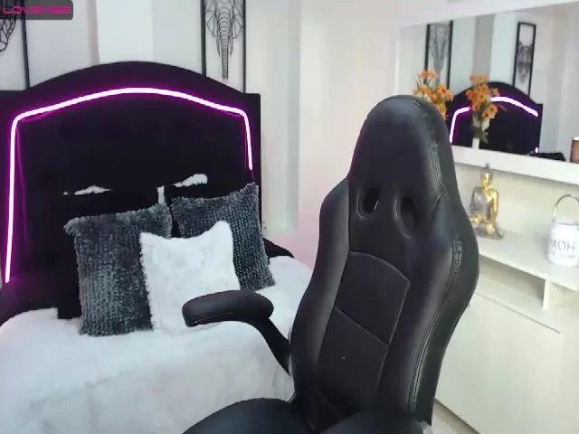 Live sex webcam photo for Grey_Evelyn #273704875