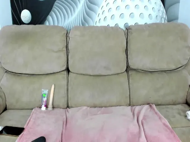 Live sex webcam photo for HaleySweet18 #272214633