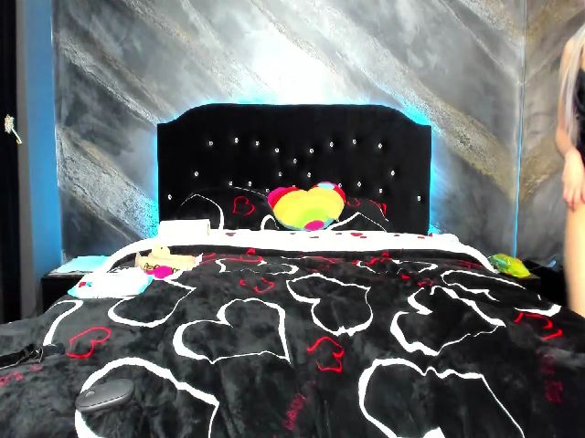 Live sex webcam photo for HaleySweet18 #272759647