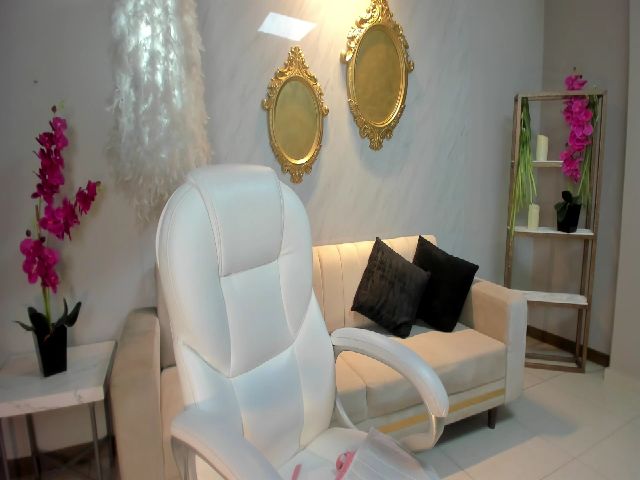 Live sex webcam photo for HannaCross1 #272208281