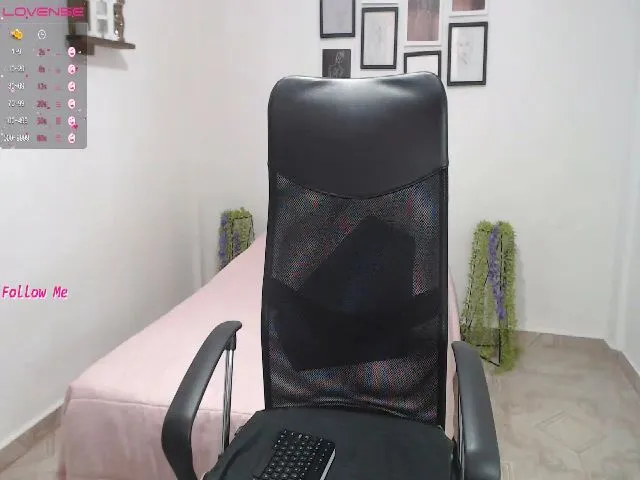 Live sex webcam photo for HannaRo #273851170