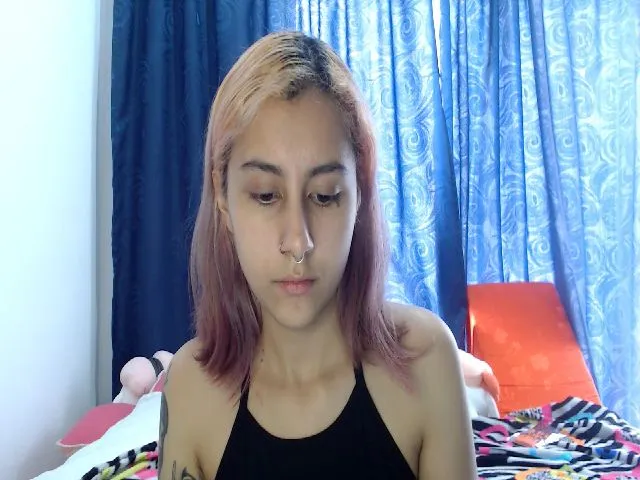 Live sex webcam photo for HannahRouse #273107764
