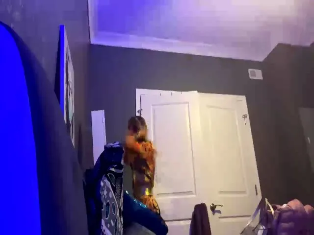 Live sex webcam photo for HawaiianPele #273789952