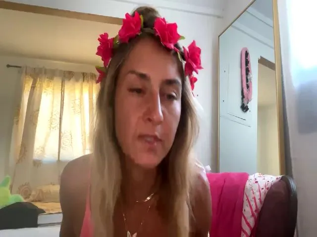 Live sex webcam photo for HawaiianPele #274162408