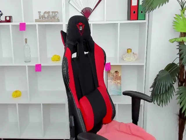 Live sex webcam photo for HeidiCutie #273671977