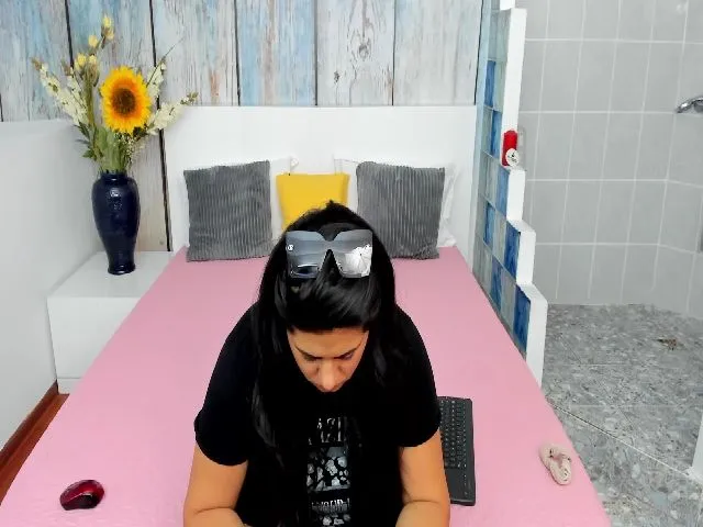 Live sex webcam photo for HeidiCutie #274183212