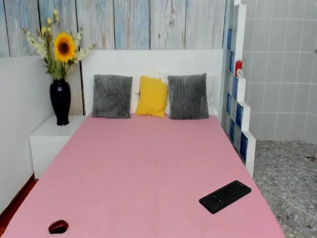 Live sex webcam photo for HeidiCutie #274388550