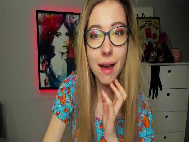 Live sex webcam photo for HeidiFLOWER #272341297