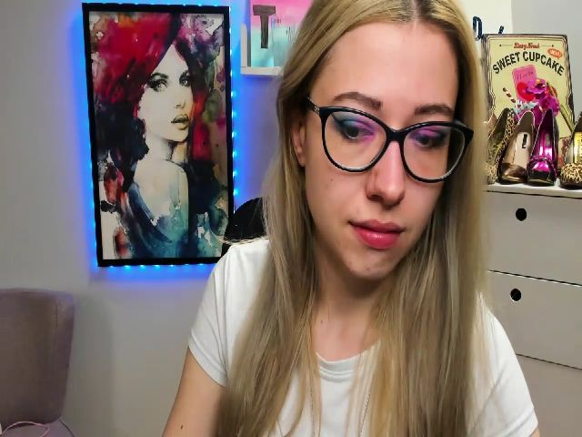 Live sex webcam photo for HeidiFLOWER #273280782