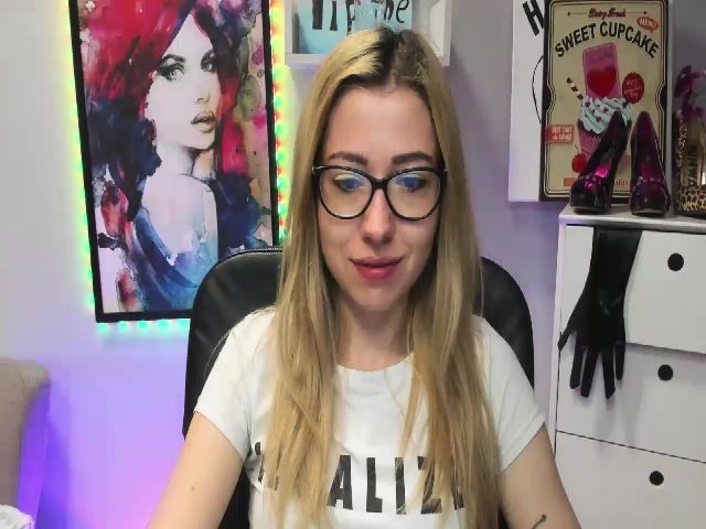 Live sex webcam photo for HeidiFLOWER #273652072