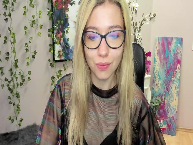 Live sex webcam photo for HeidiFLOWER #274163820