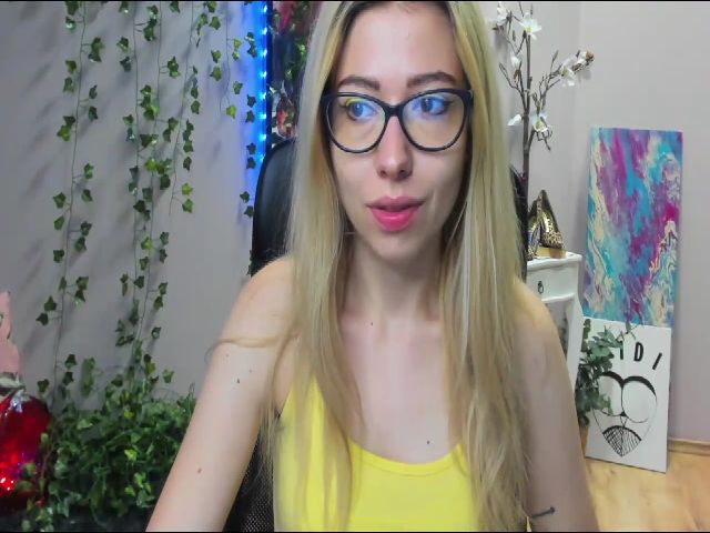 Live sex webcam photo for HeidiFLOWER #274338310