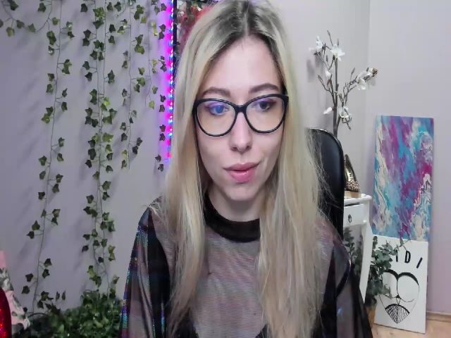 Live sex webcam photo for HeidiFLOWER #274380997