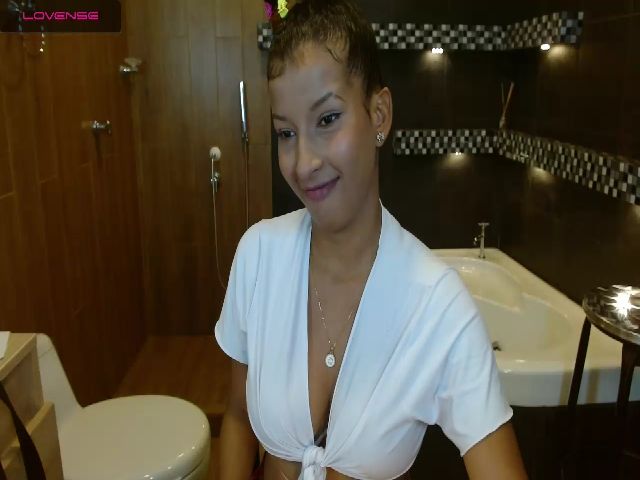 Live sex webcam photo for Helen_scot #271887395