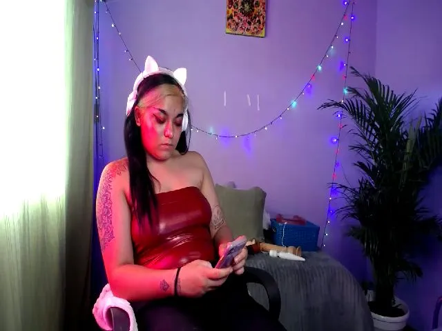 Live sex webcam photo for HolyCristal #271900119