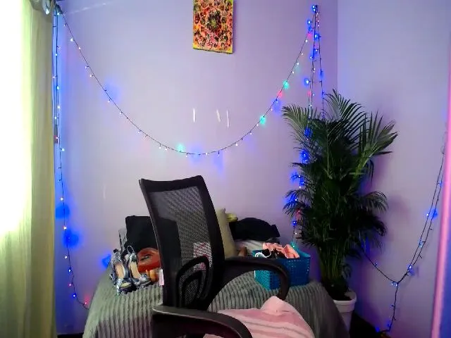 Live sex webcam photo for HolyCristal #271984185