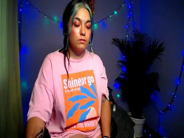 Live sex webcam photo for HolyCristal #272036444