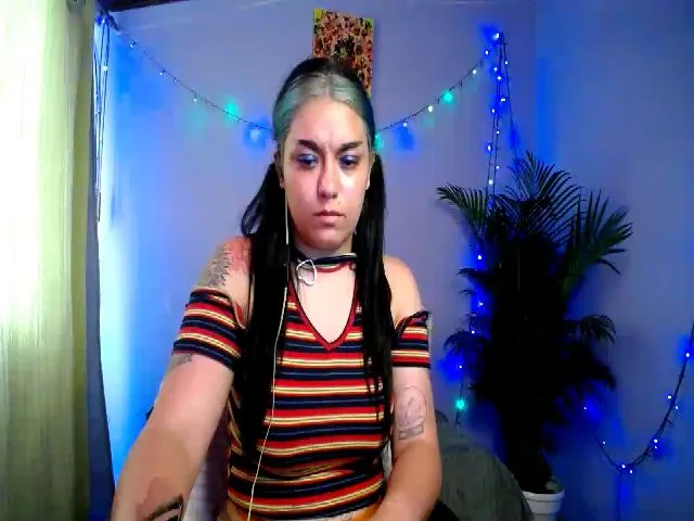 Live sex webcam photo for HolyCristal #272046992