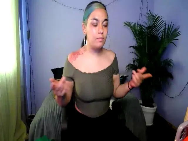 Live sex webcam photo for HolyCristal #272137788