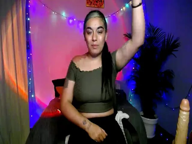 Live sex webcam photo for HolyCristal #272139095