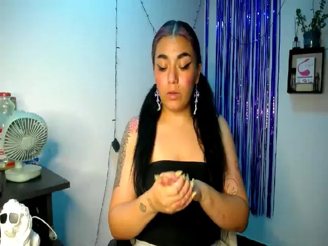Live sex webcam photo for HolyCristal #272403555