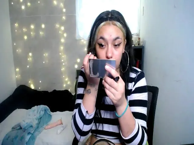 Live sex webcam photo for HolyCristal #272735486