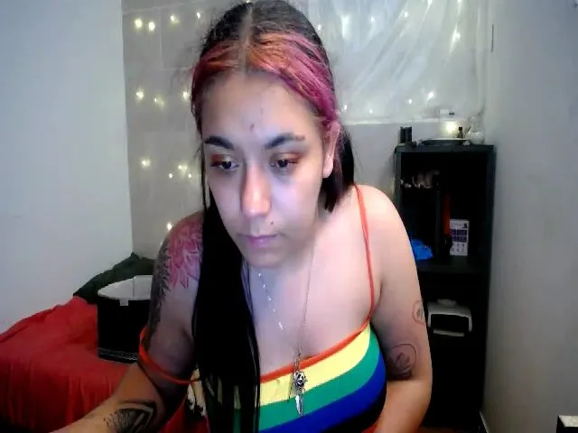 Live sex webcam photo for HolyCristal #272925560