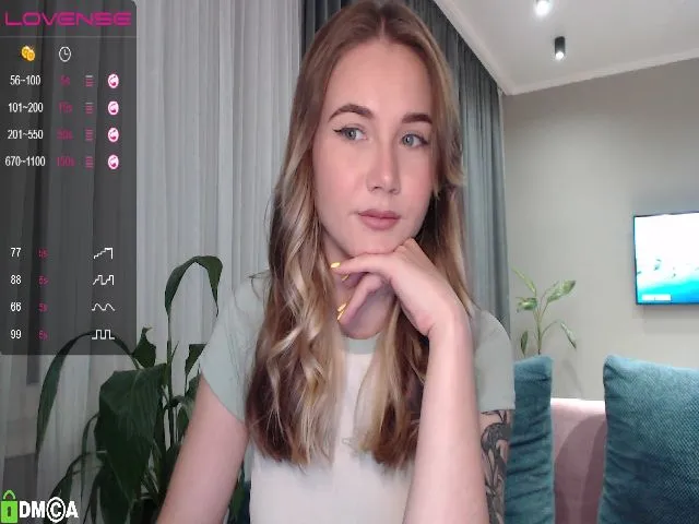 Live sex webcam photo for HolyMeow #273902388