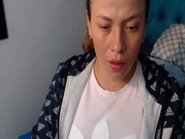 Live sex webcam photo for Honey21_ #272190226