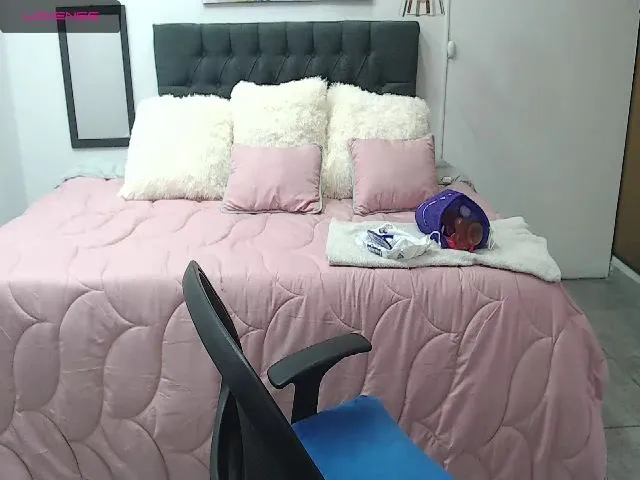 Live sex webcam photo for Honey21_ #273128426