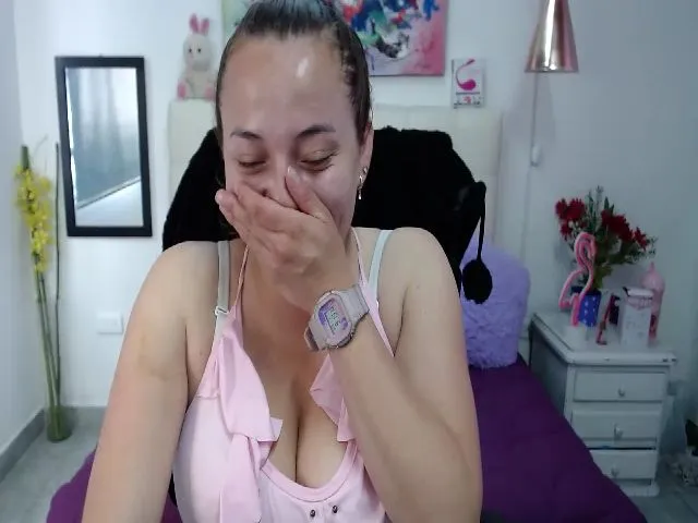 Live sex webcam photo for Honey21_ #273369799