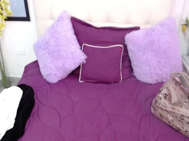 Live sex webcam photo for Honey21_ #273514952