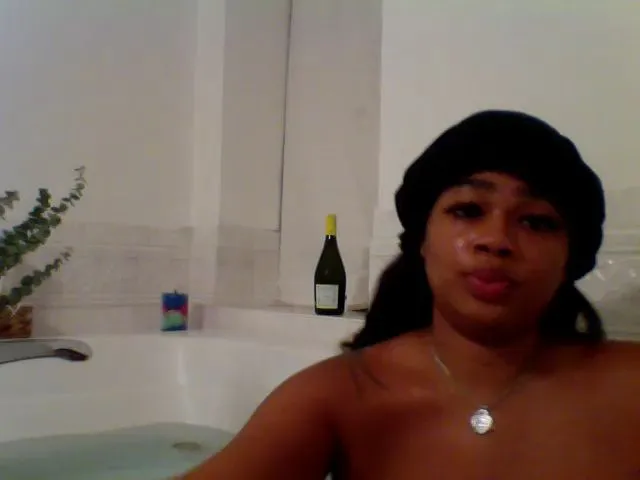 Live sex webcam photo for HoneyBusty69 #271717262