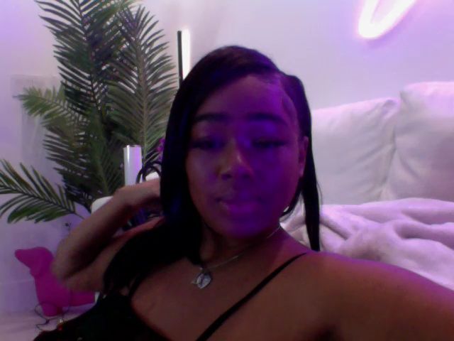 Live sex webcam photo for HoneyBusty69 #271857983